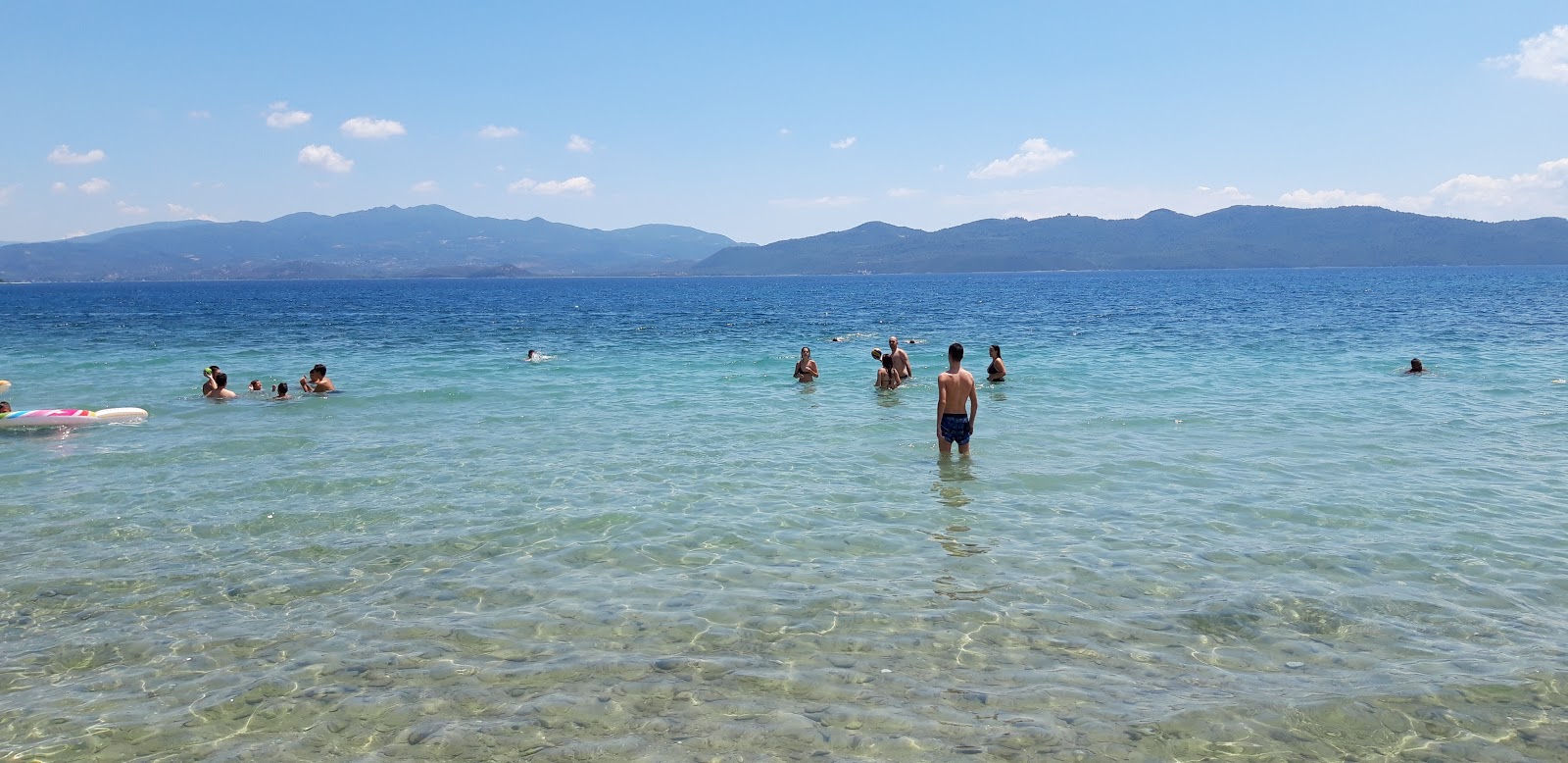 Fotografie cu Glifa beach cu o suprafață de apa pură turcoaz