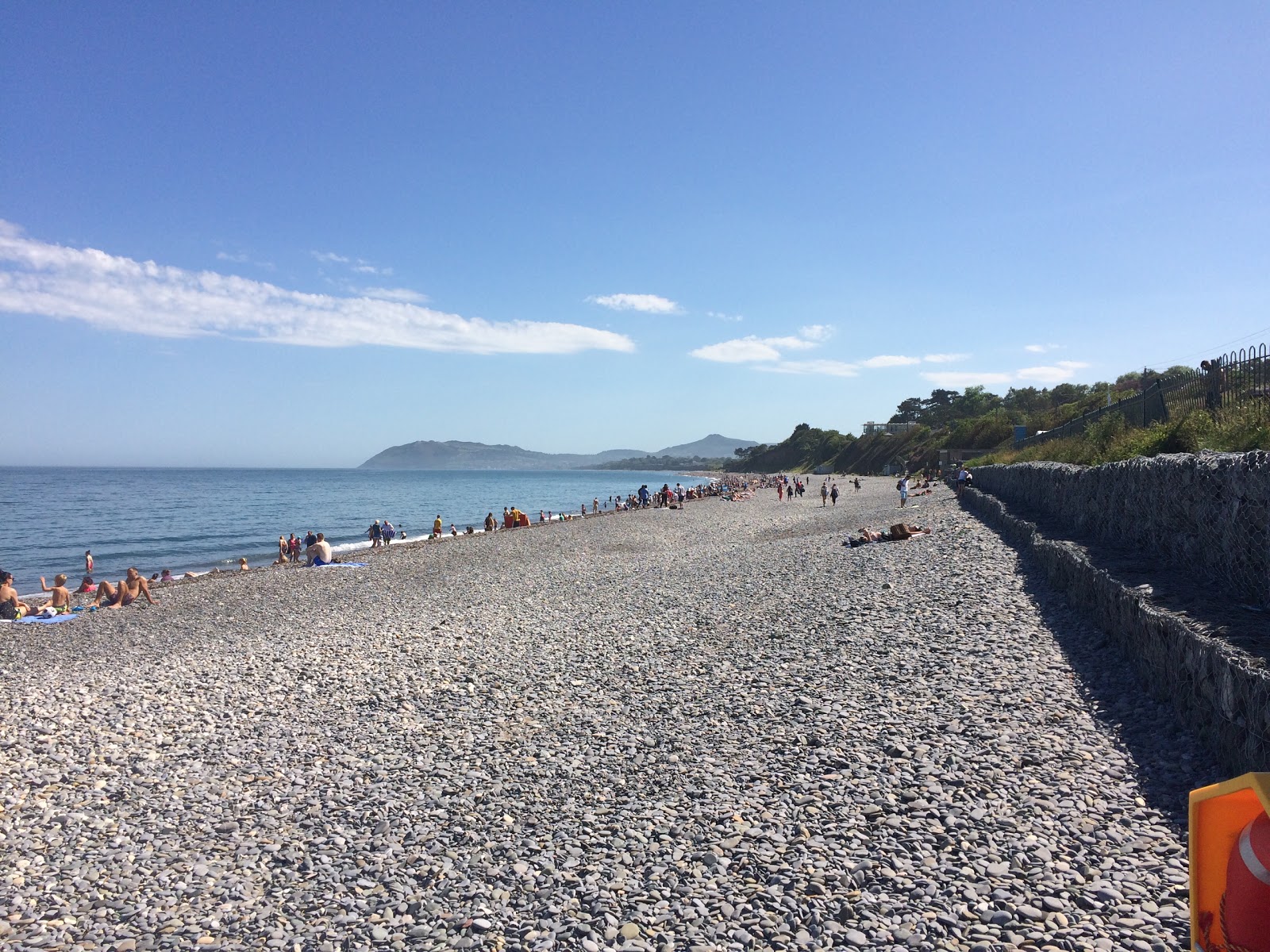 Photo de Killiney Beach entouré de montagnes