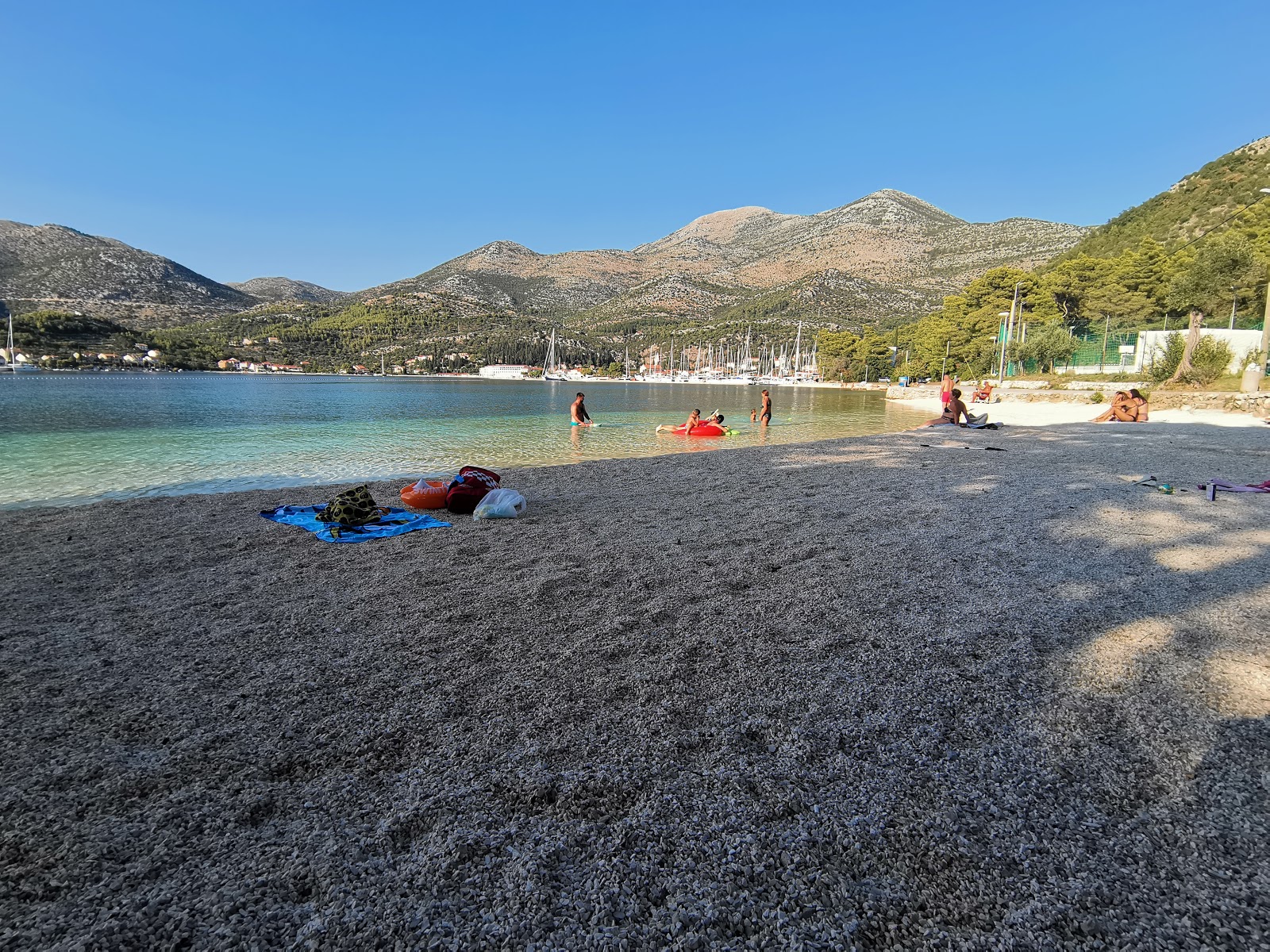 Karmelska beach'in fotoğrafı geniş bir kıyı şeridi ile birlikte