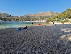 Karmelska beach'in fotoğrafı geniş bir kıyı şeridi ile birlikte