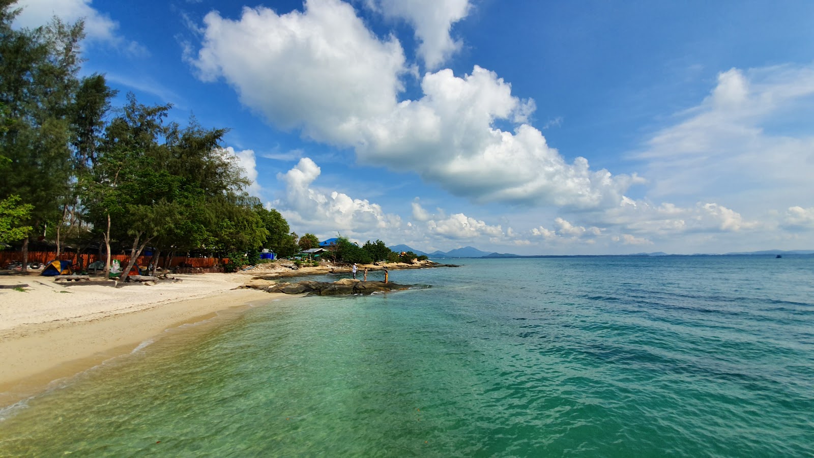 Foto von Luke Yon Bay Beach mit weißer sand Oberfläche