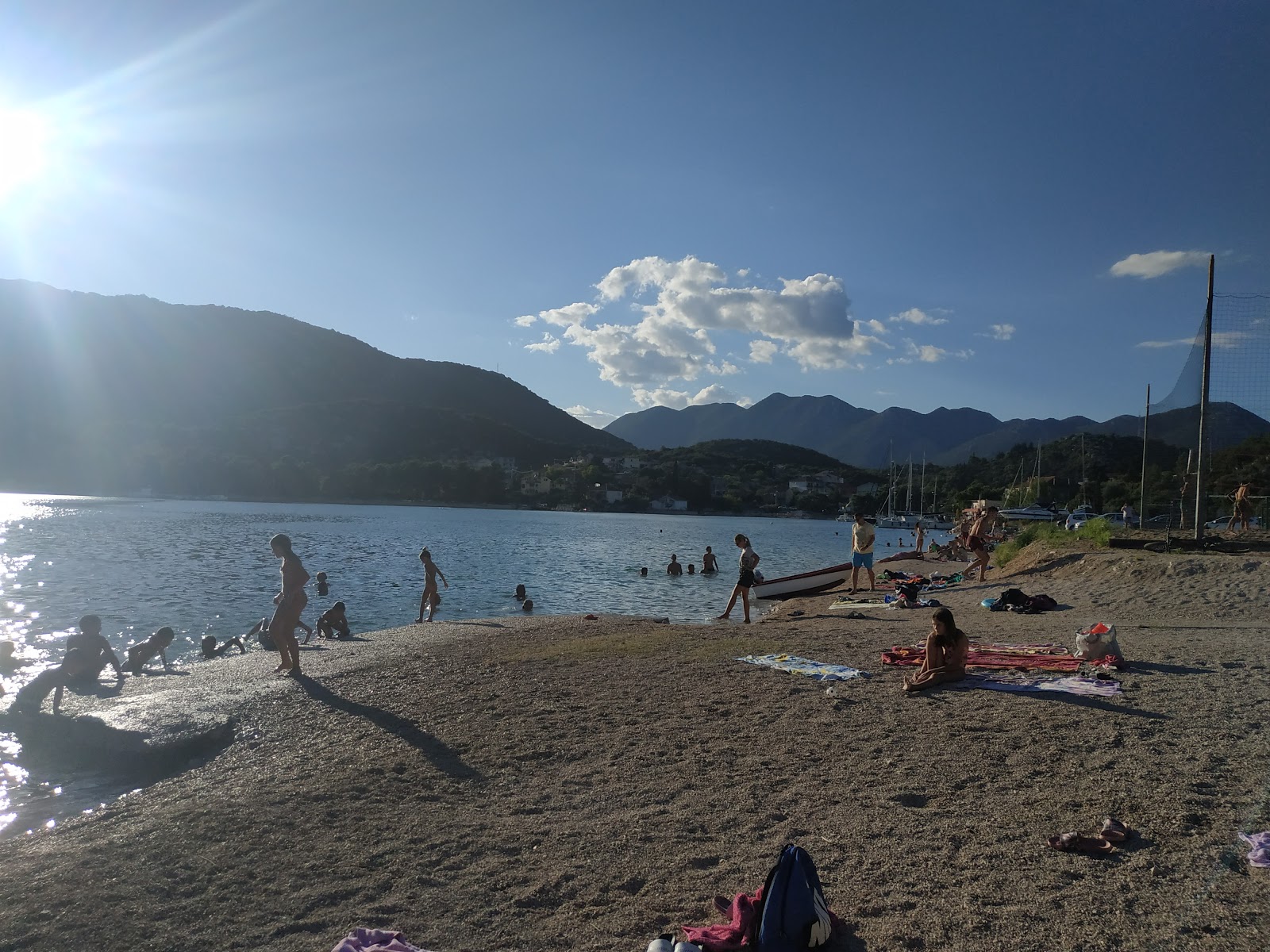 Foto de Trg Ploca beach con guijarro fino oscuro superficie