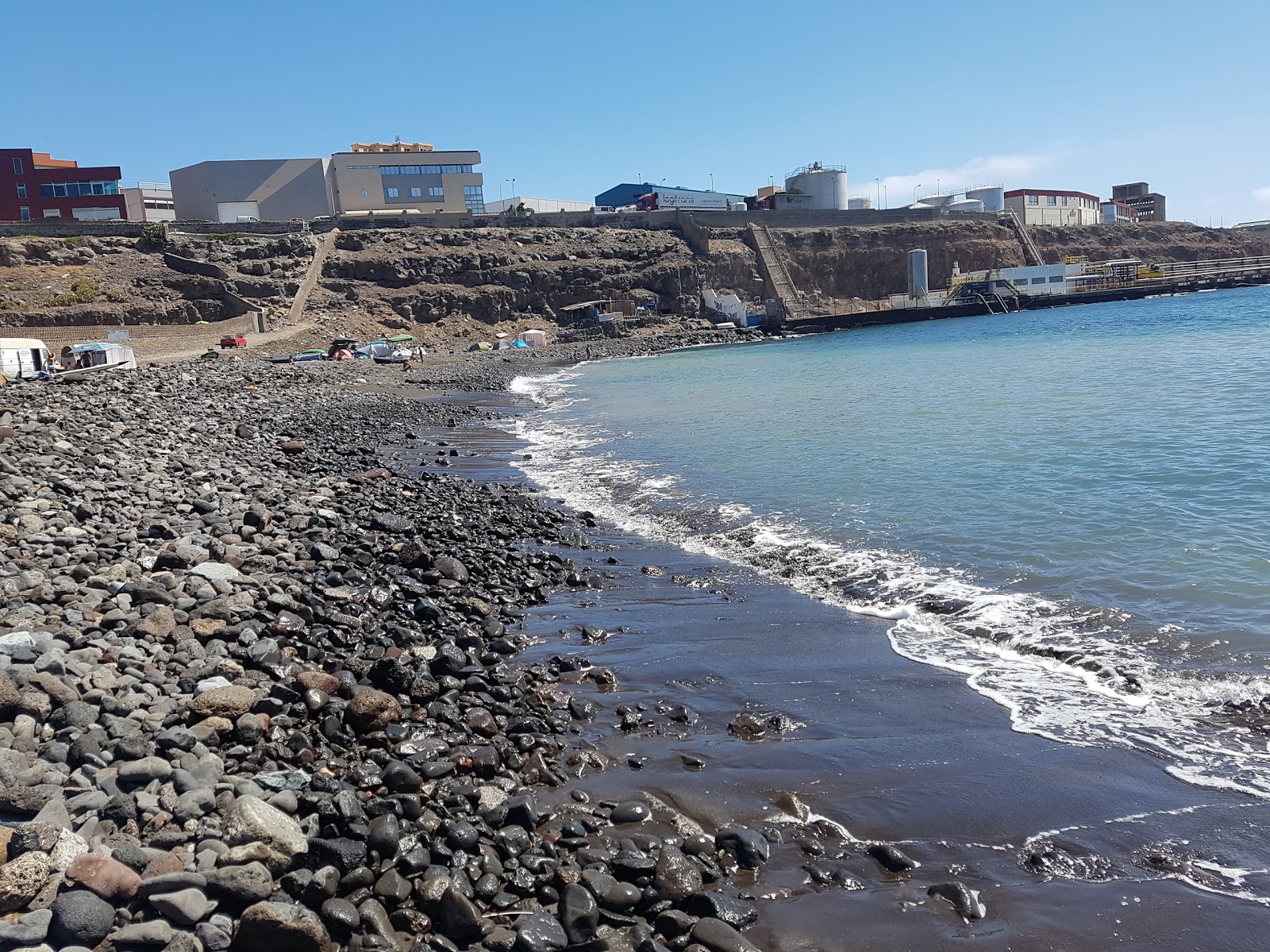 Foto av Playa de la Hullera med harmaa hiekka ja kivi yta
