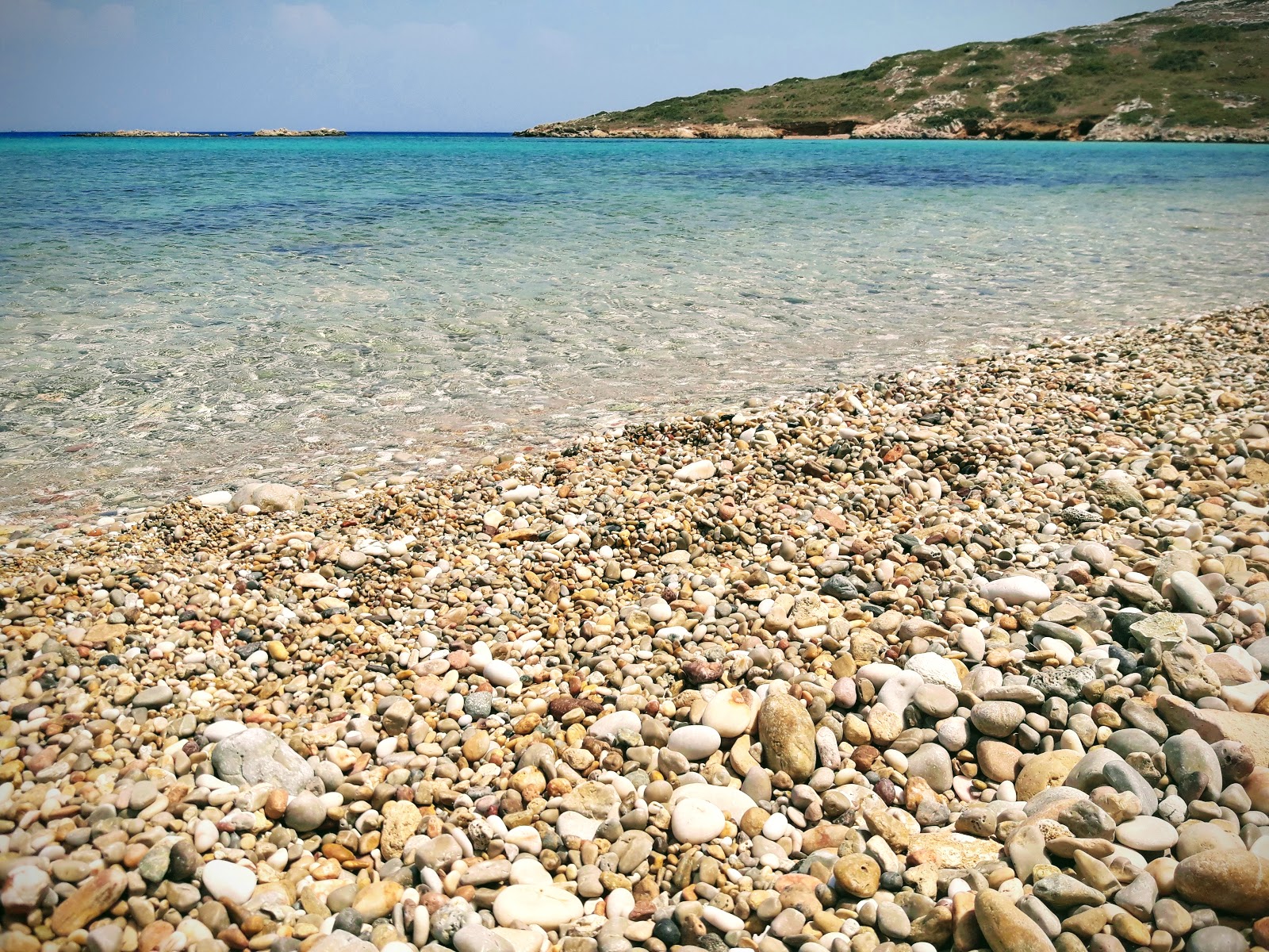 Foto av Tiganakia beach beläget i naturområde