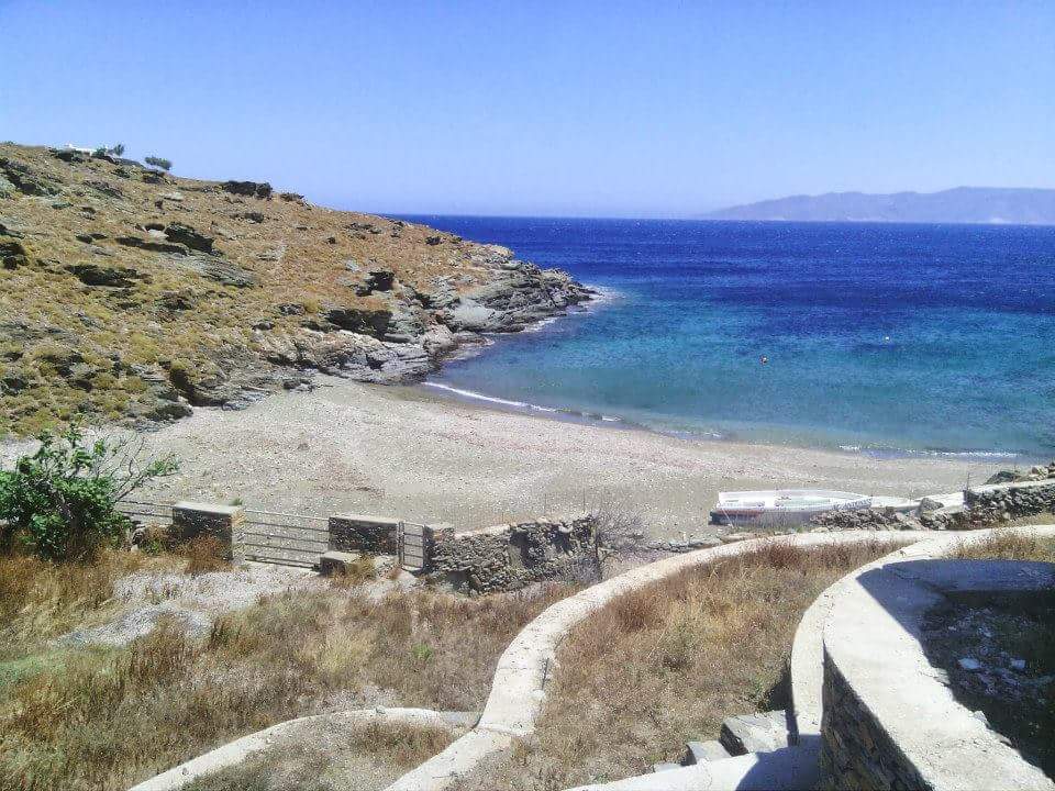 Foto de Petrousa Beach con guijarros beige superficie