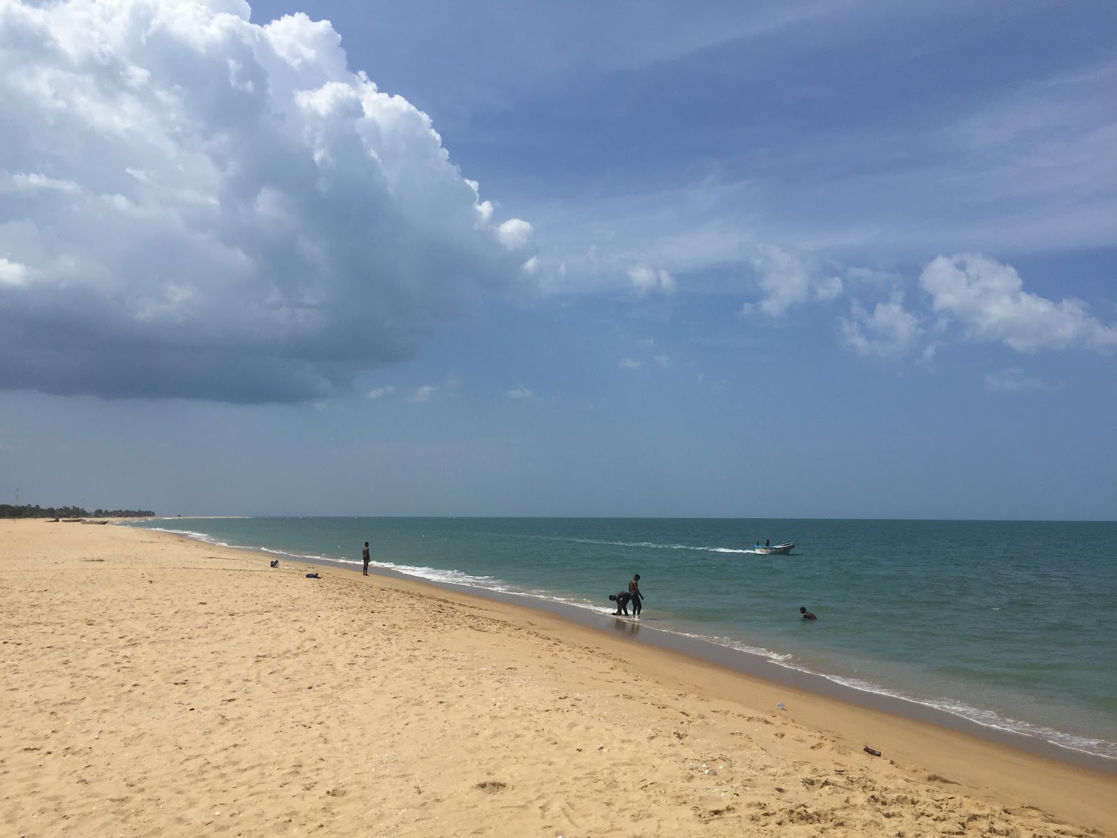 Foto van Mullaitivu beach voorzieningenruimte