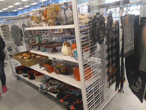 Clothing Store «Ross Dress for Less», reviews and photos, 1720 Douglas Rd, Oswego, IL 60543, USA