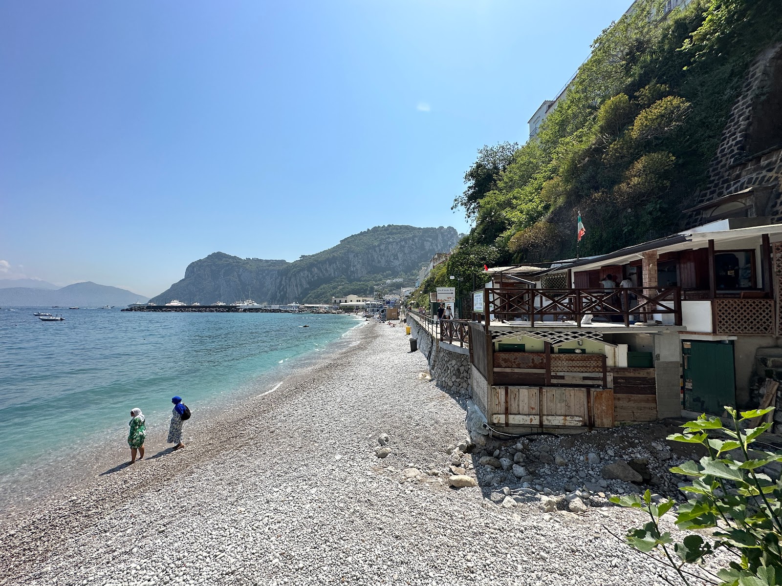 Photo de Marina Grande Beach protégé par des falaises