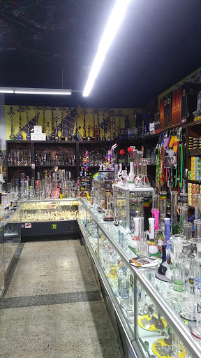 Vaporizer Store «Main Smoke Shop KC | Vape Shop», reviews and photos, 3429 Main St, Kansas City, MO 64111, USA