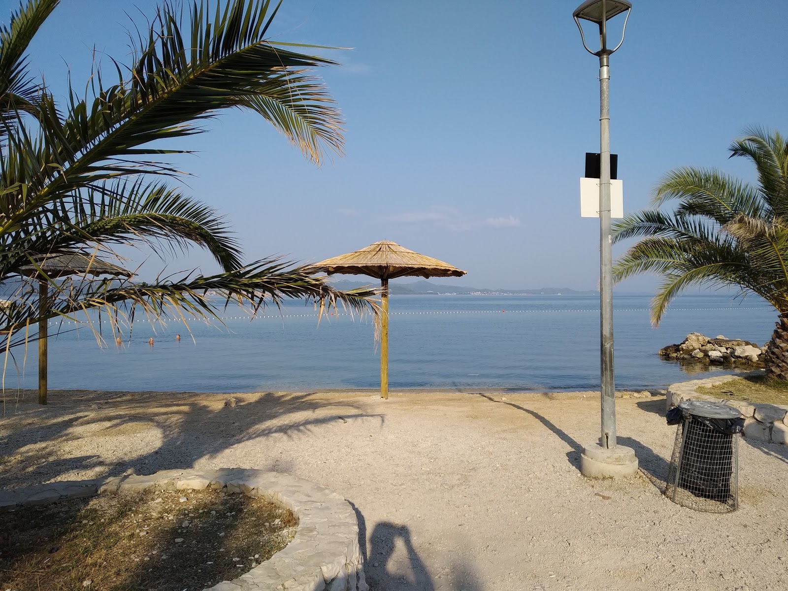 Valokuva Bibinjski Mlikaric beachista. pinnalla turkoosi puhdas vesi:n kanssa