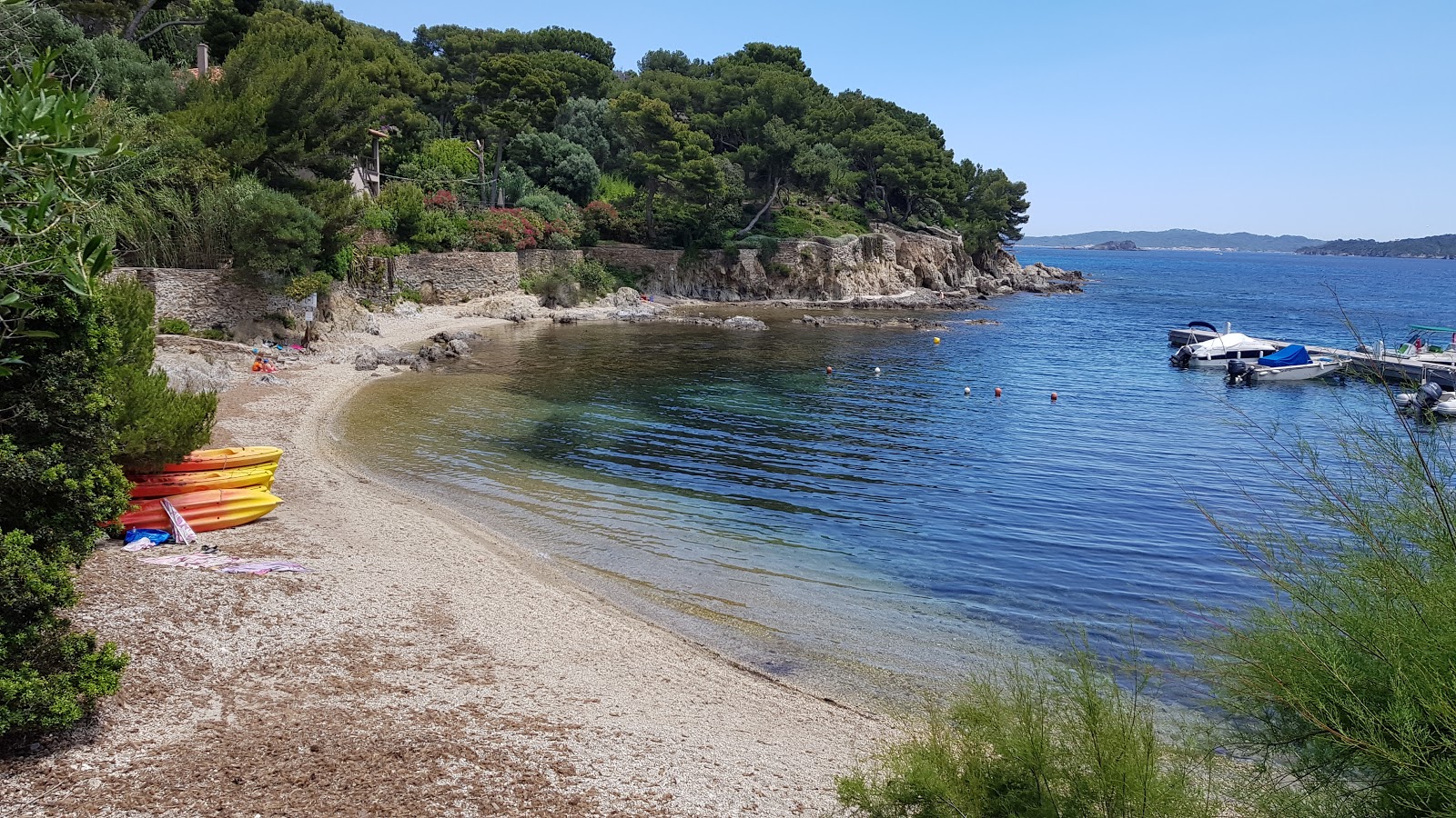 Foto von Plage du Niel mit kleine, braune kiesel Oberfläche