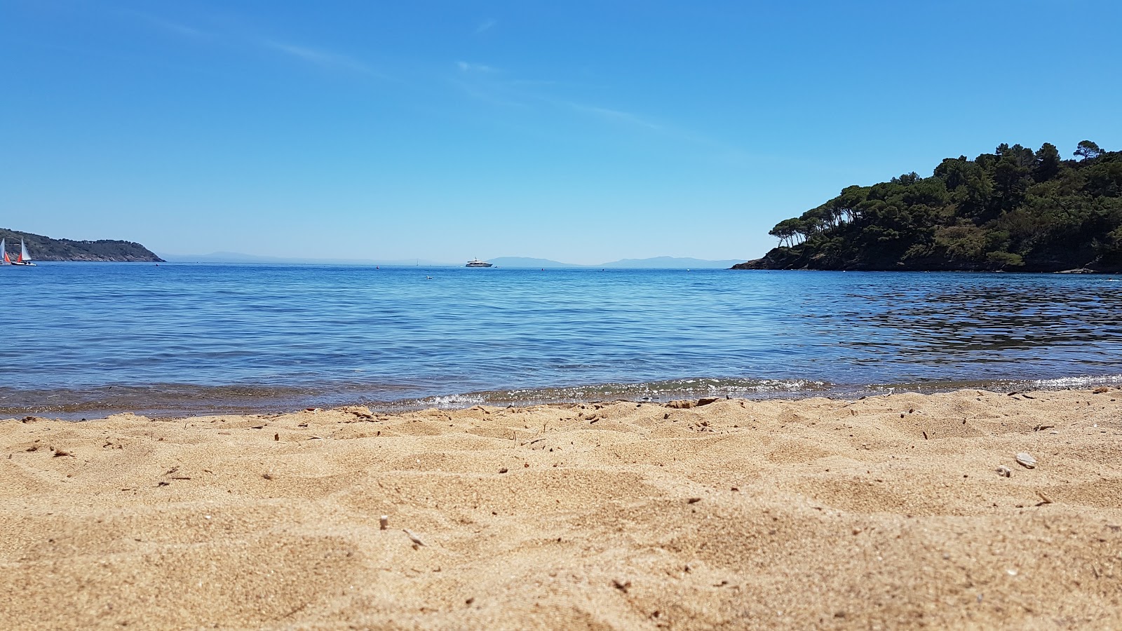 Foto av Spiaggia di Naregno och dess vackra landskap