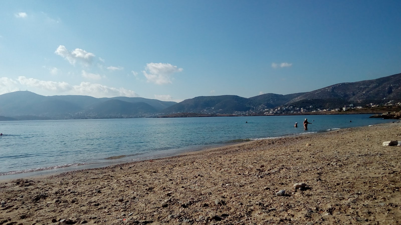 Foto von Agios Spiridonas mit beiger sand & kies Oberfläche
