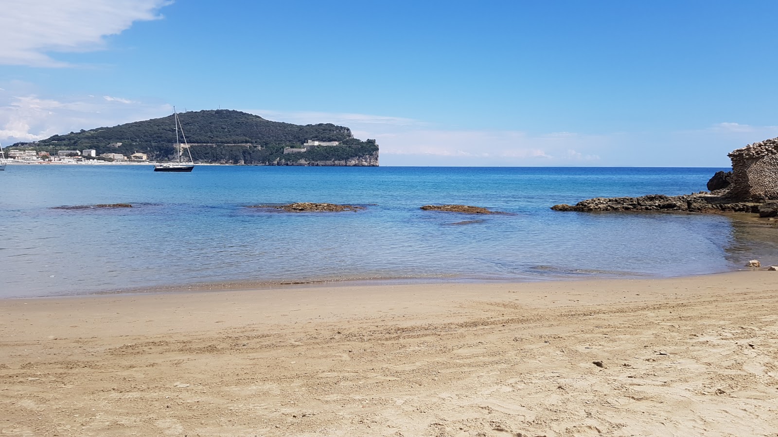 Fotografie cu Spiaggia di Fontania parțial zona hotelieră