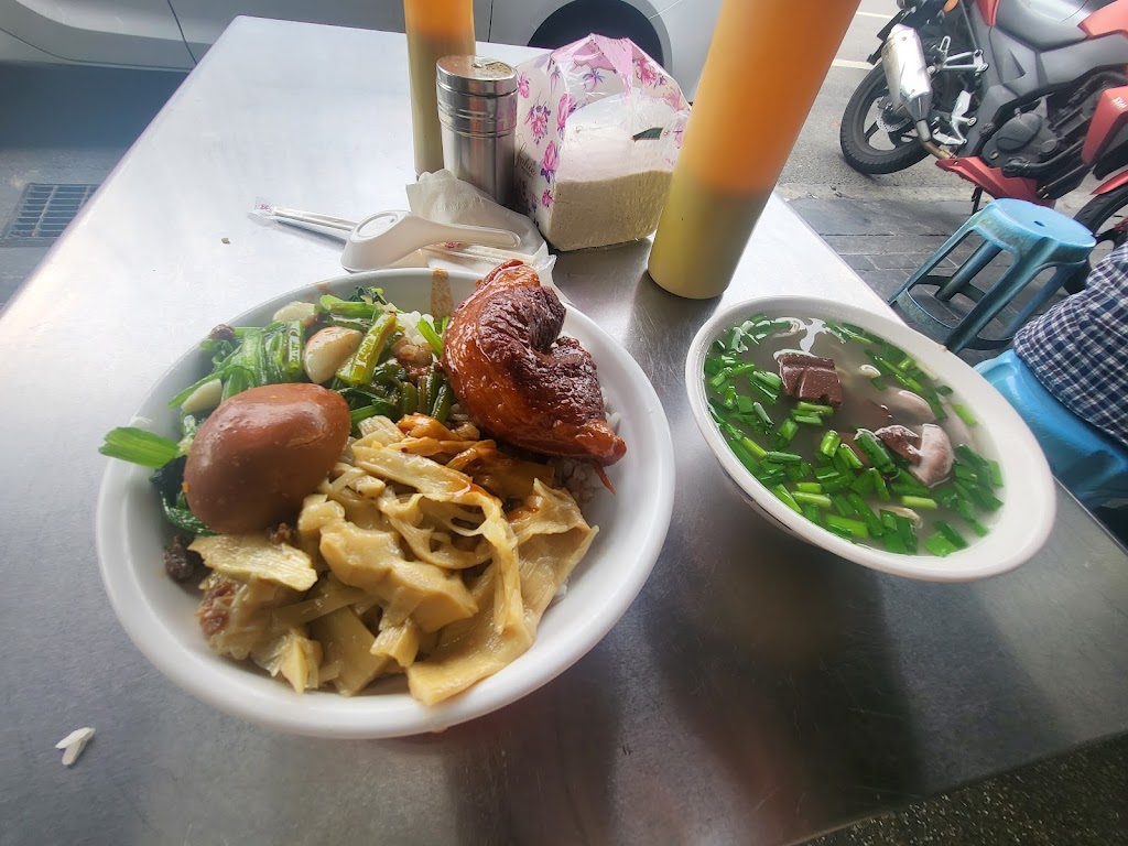 大骨控 臭豆腐 花枝炒麵 的照片