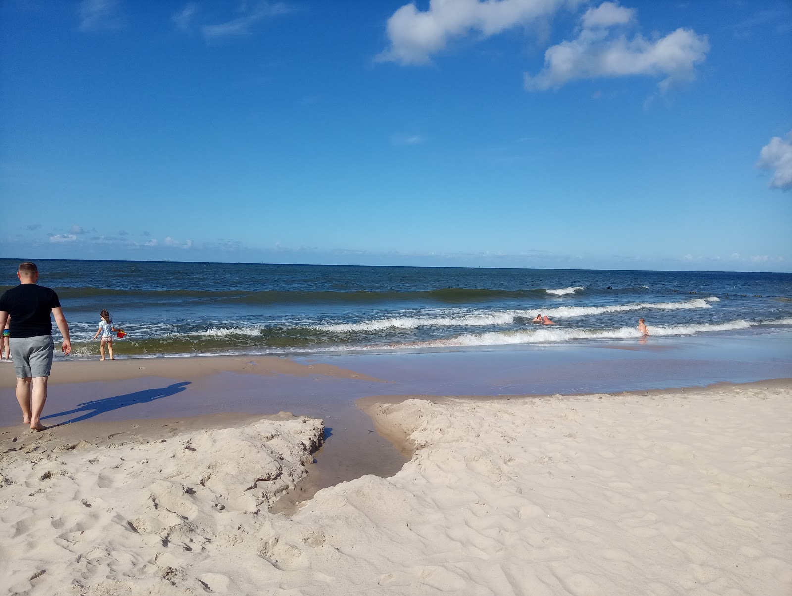 Photo de Nordowe Morsy Beach avec rivage droit, long