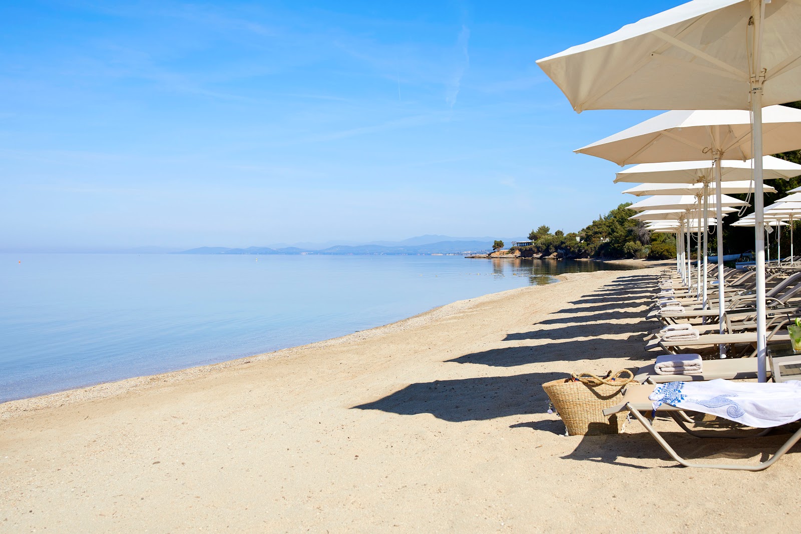 Foto di Elia beach con una superficie del sabbia beige