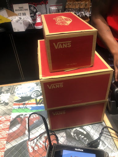 Shoe Store «Vans», reviews and photos, 7101 Democracy Blvd, Bethesda, MD 20817, USA