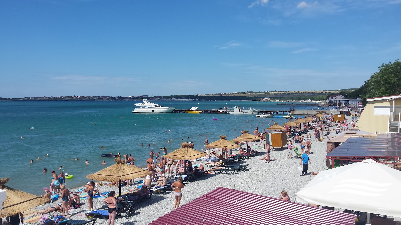 Fotografija Prichal Solnechny z lahki kamenček površino