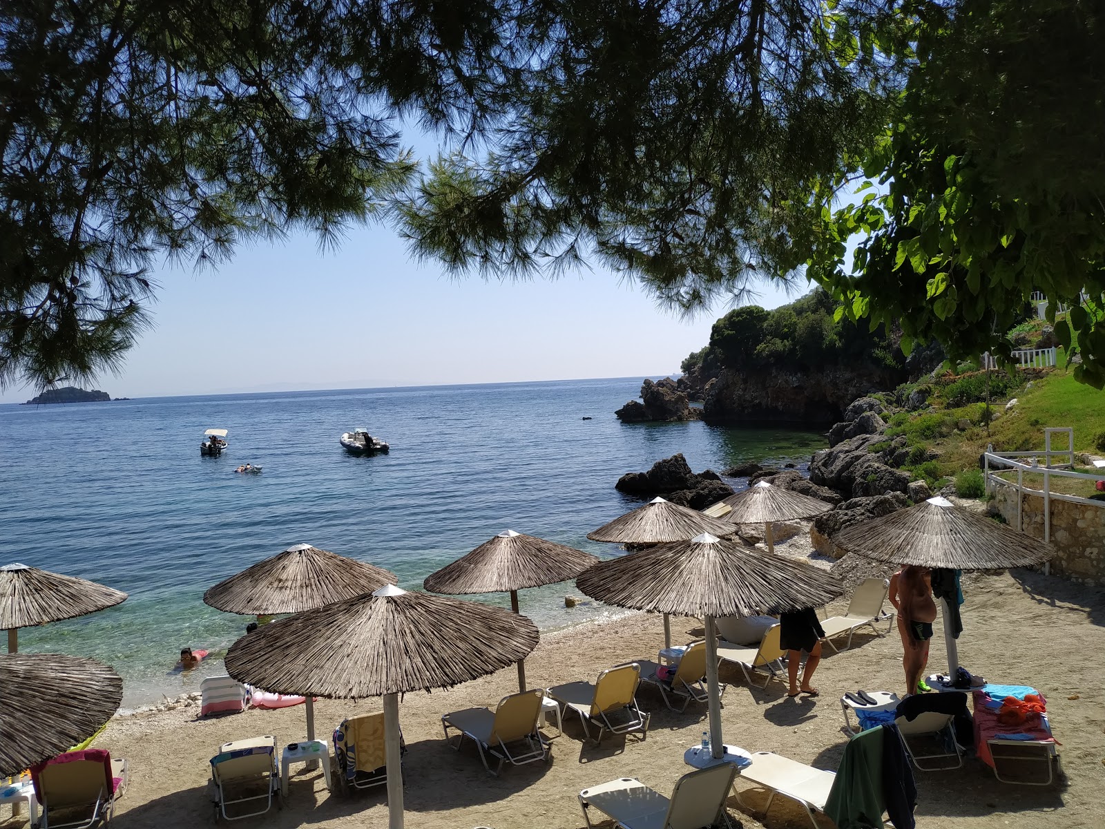 Kamini beach'in fotoğrafı doğal alan içinde bulunmaktadır