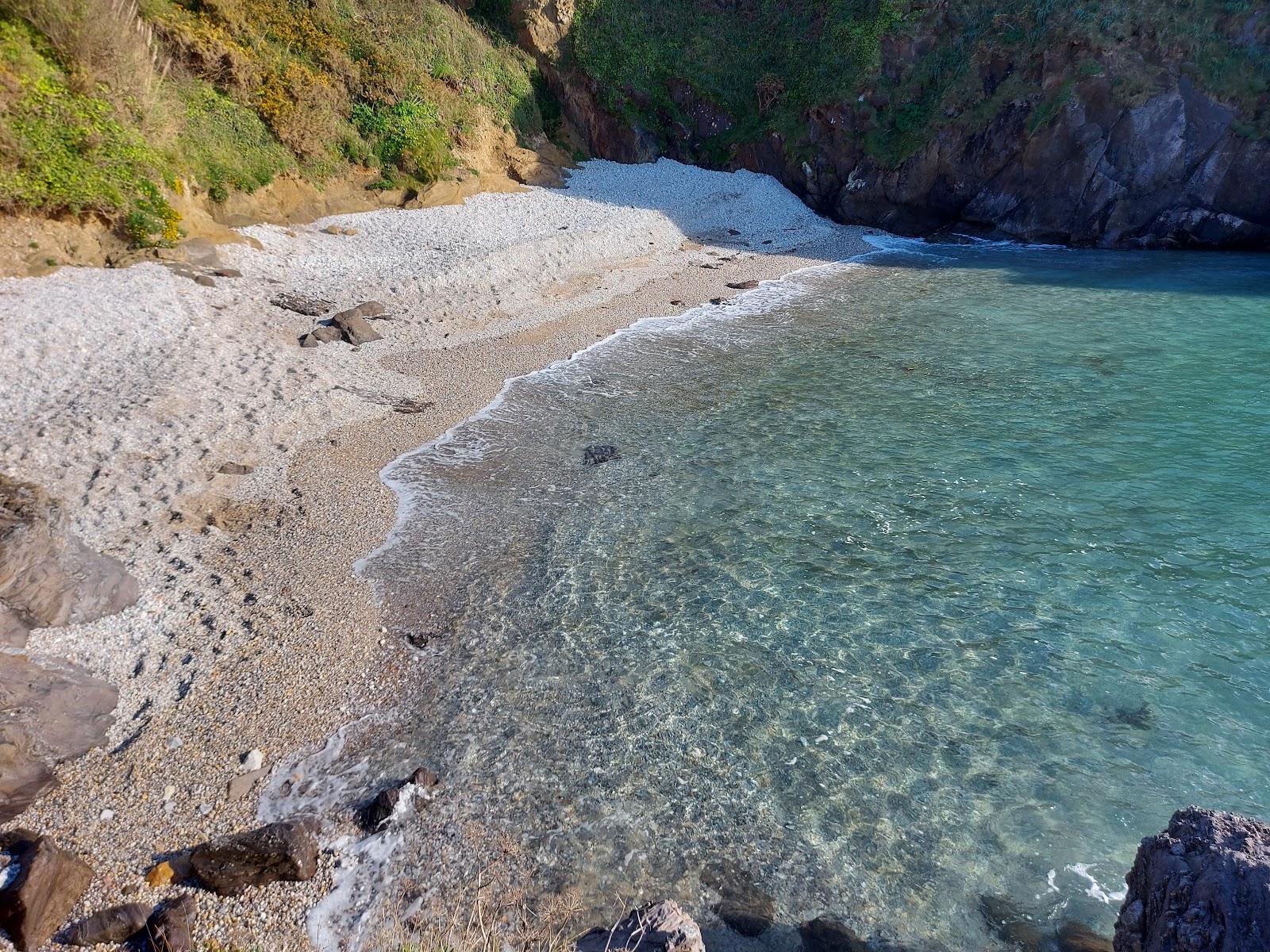 Cala Atalaya'in fotoğrafı küçük koy ile birlikte