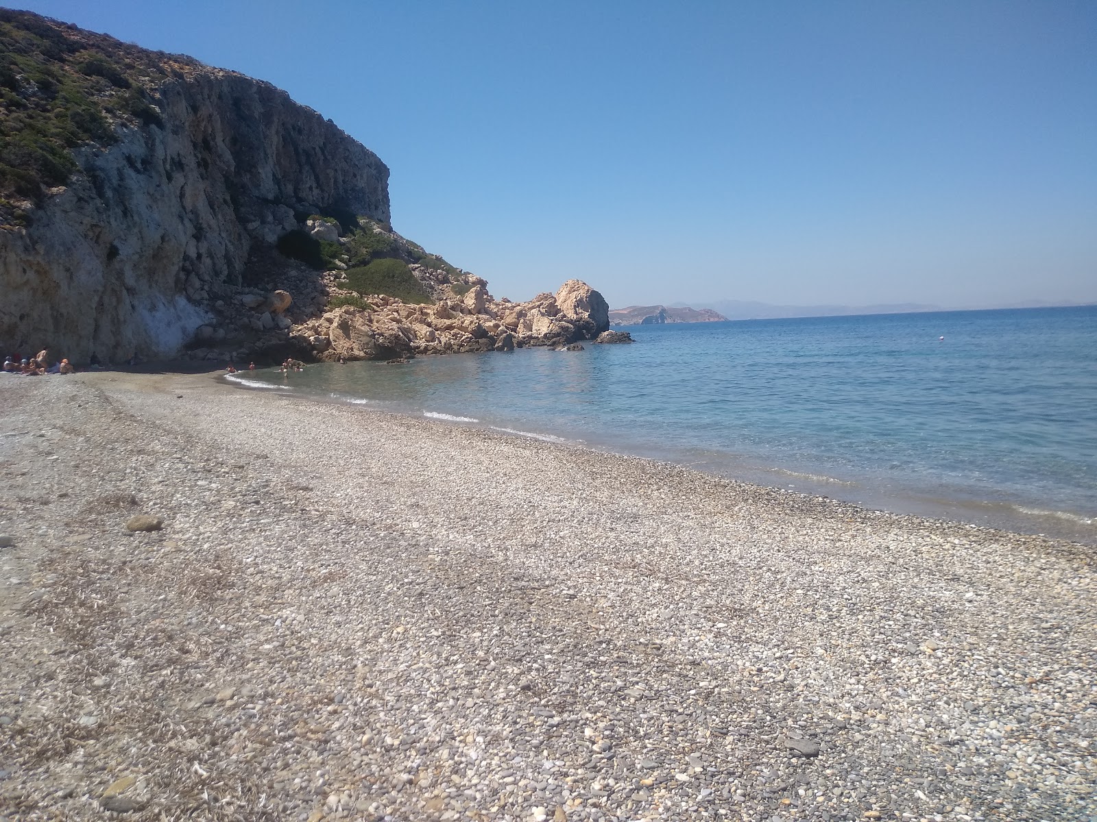 Foto di Mikra Bay II con una superficie del ciottoli beige