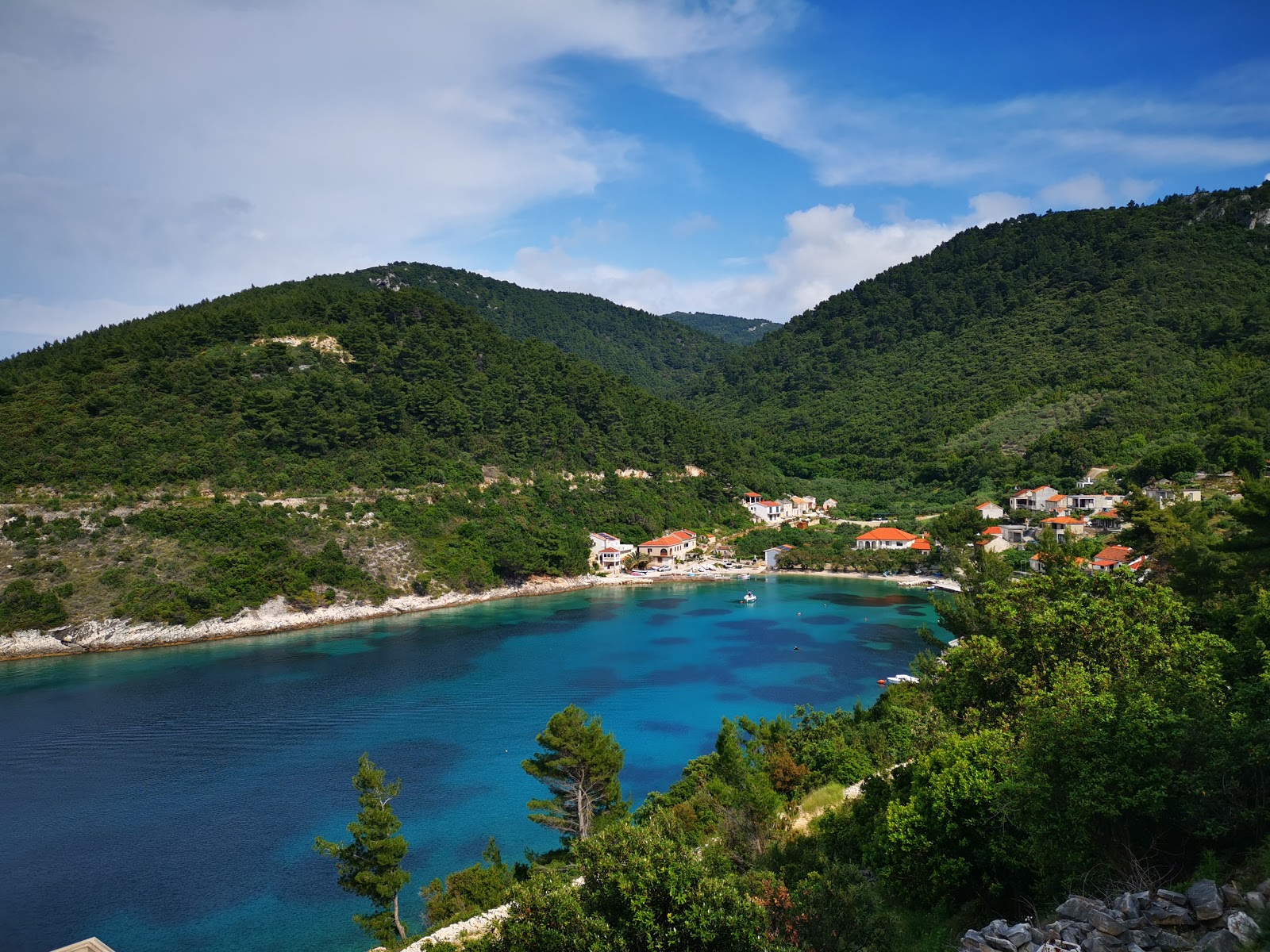 Fotografie cu Babina beach cu nivelul de curățenie scăzut