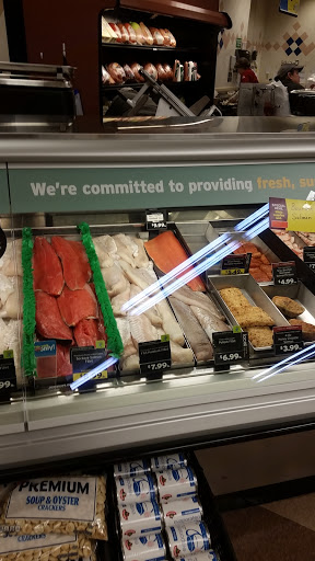 Grocery Store «Hannaford Supermarket», reviews and photos, 22 Goding Rd, Lincoln, ME 04457, USA