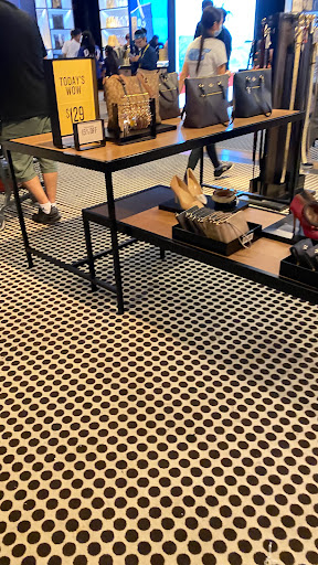 Shopping Mall «Fashion Outlets of Chicago», reviews and photos, 5220 Fashion Outlets Way, Rosemont, IL 60018, USA