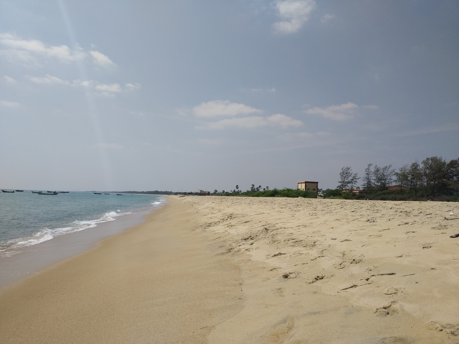 Foto van Narippaiyur Beach met recht en lang