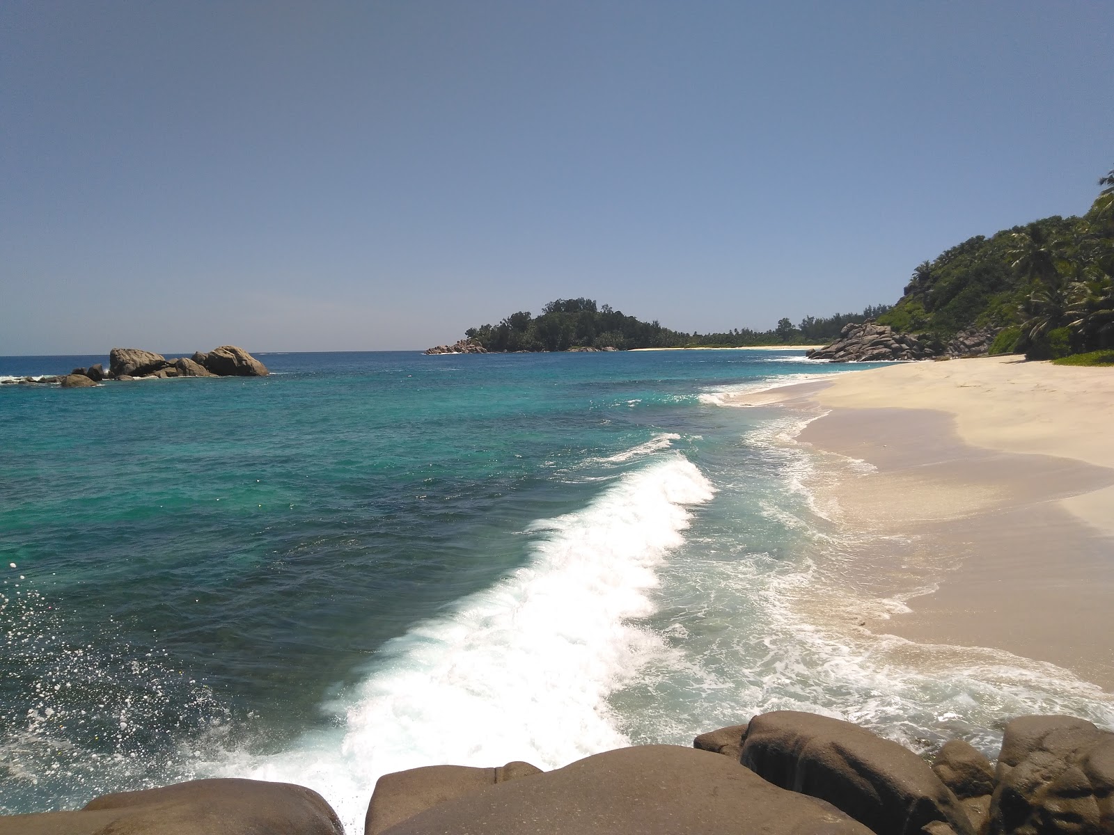 Anse Petit Boileau Beach的照片 带有细腻的米色沙子表面