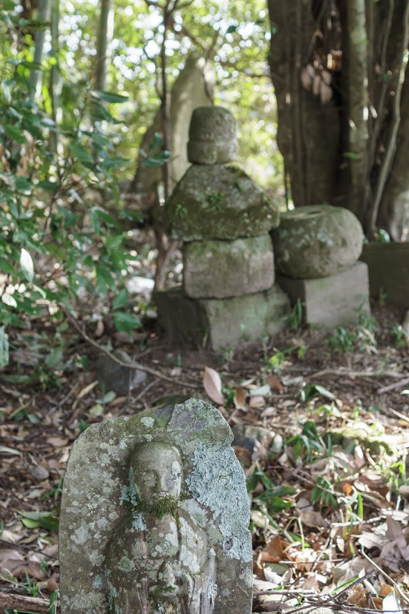 一万田氏墓碑・供養碑