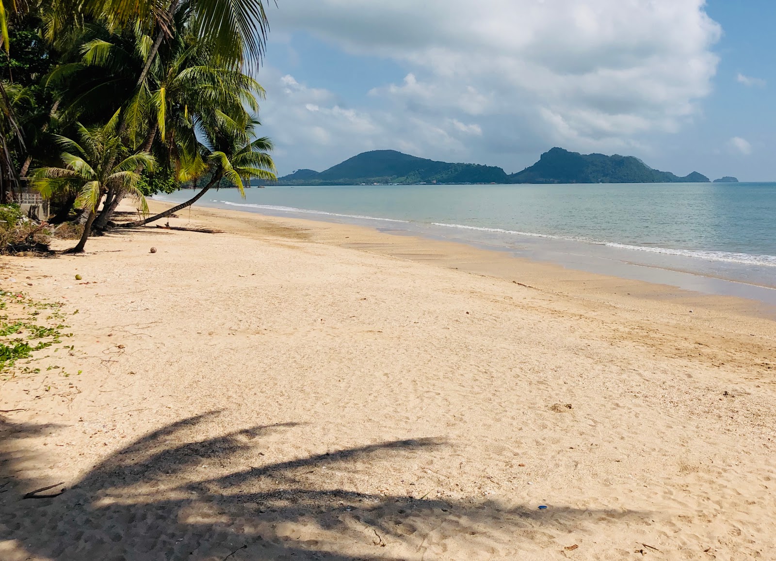 Sai Ri Sawi Beach的照片 带有长直海岸