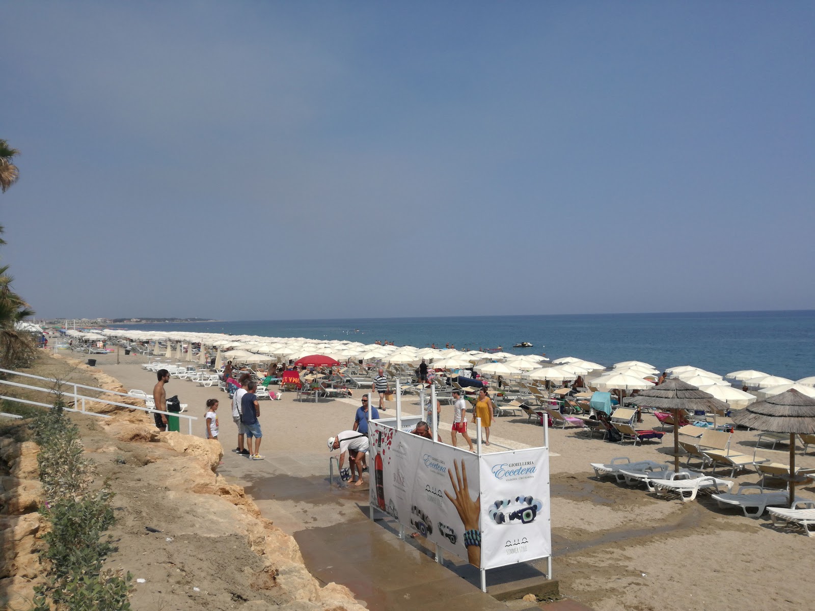 Foto di White beach con una superficie del acqua blu