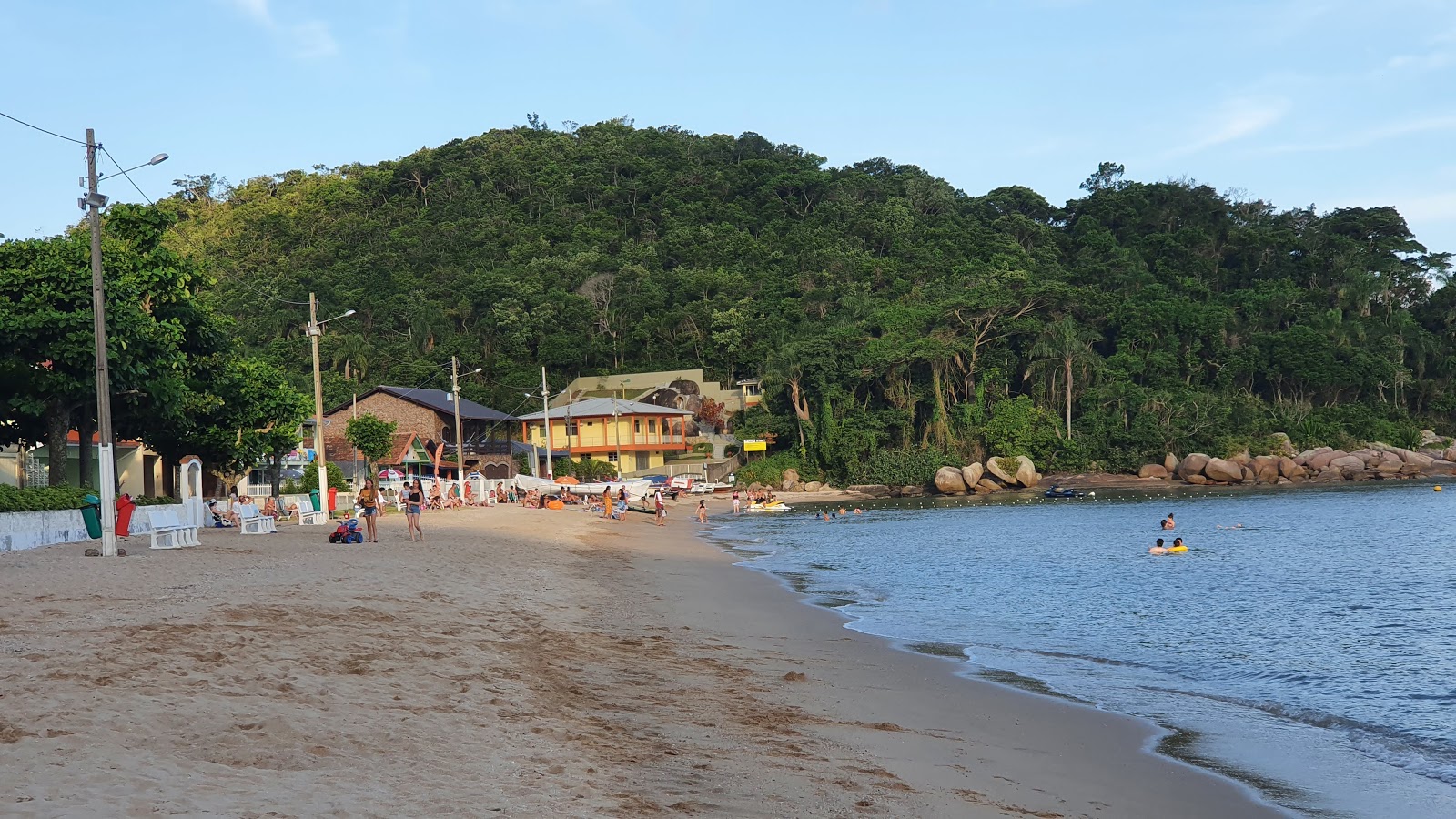 Praia do Antenor'in fotoğrafı uçurumlarla desteklenmiş
