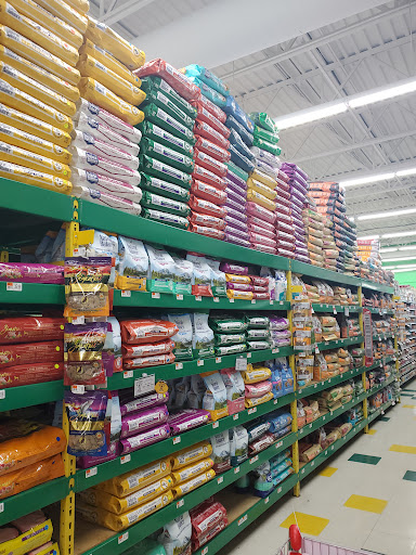Pet Supply Store «Pet Supplies Plus», reviews and photos, 180 N Randall Rd, North Aurora, IL 60542, USA