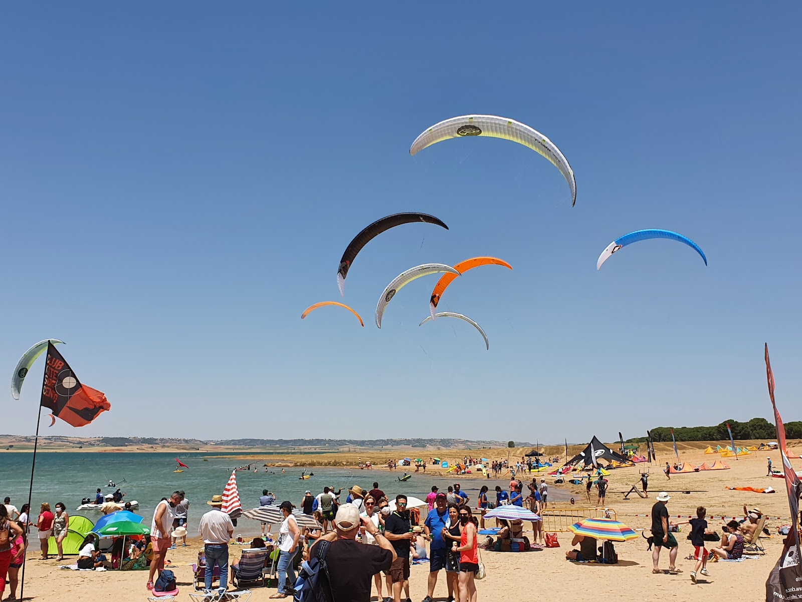 Foto av Playa Manchamar med turkos rent vatten yta