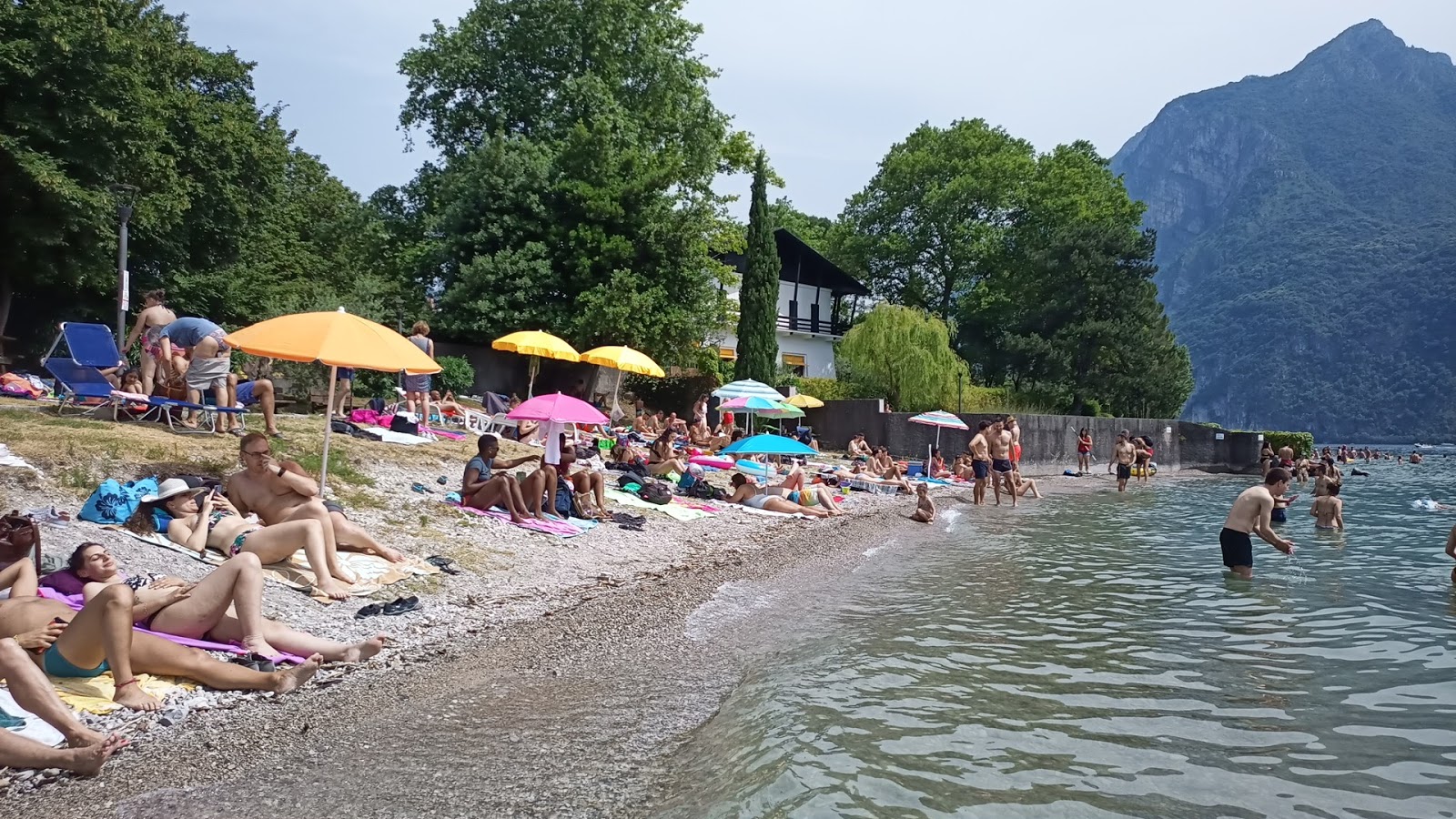 Foto de Spiaggia Camping Abbadia Lariana - lugar popular entre os apreciadores de relaxamento