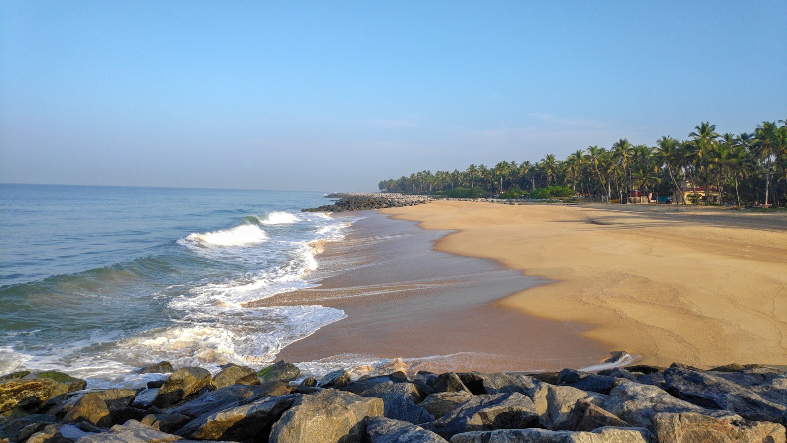 Φωτογραφία του Pithrody Udyavar Beach με φωτεινή άμμος επιφάνεια