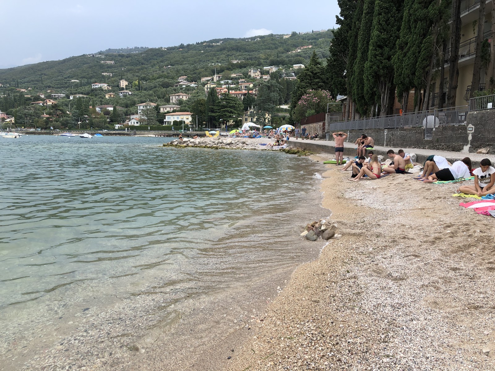 Spiaggia di Torri del Benaco'in fotoğrafı - Çocuklu aile gezginleri için önerilir