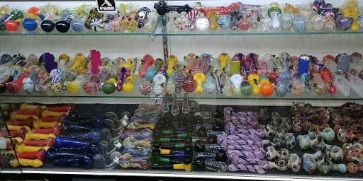 Tobacco Shop «The Hub Smoke Shop & Gifts», reviews and photos, 6410 N Oak Trafficway, Kansas City, MO 64118, USA