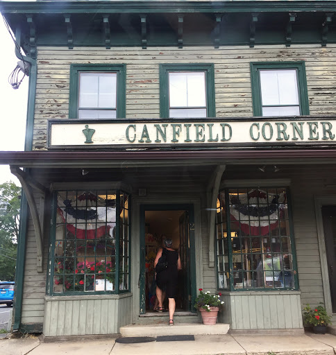 Canfield Corner Pharmacy, 2 Main St N, Woodbury, CT 06798, USA, 