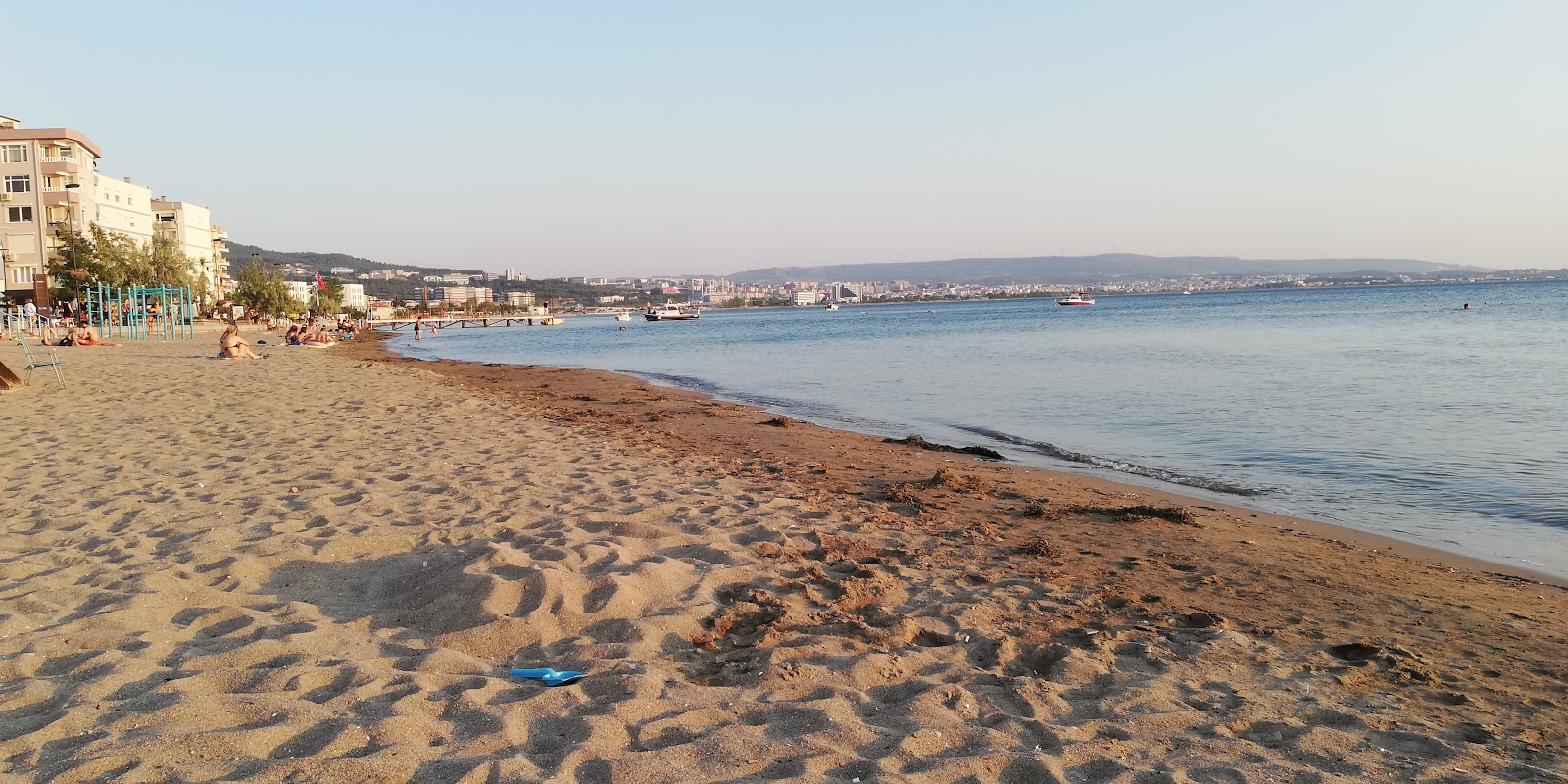 Foto von Yeni Kordon beach mit beiger sand Oberfläche