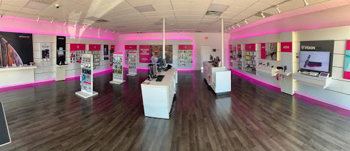 Cell Phone Store «T-Mobile», reviews and photos, 2950 Ogden Ave #125, Lisle, IL 60532, USA