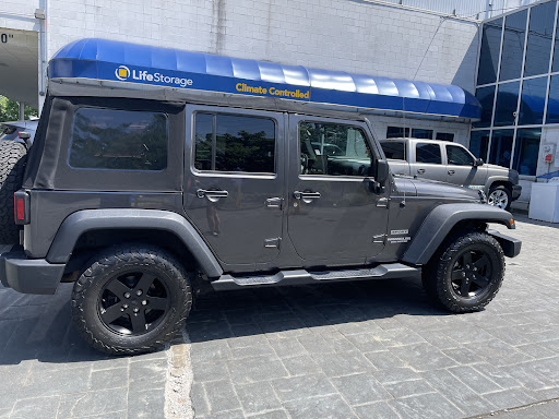 Auto Body Shop «Universal Auto Body», reviews and photos, 914 E Main St #10, Stamford, CT 06902, USA