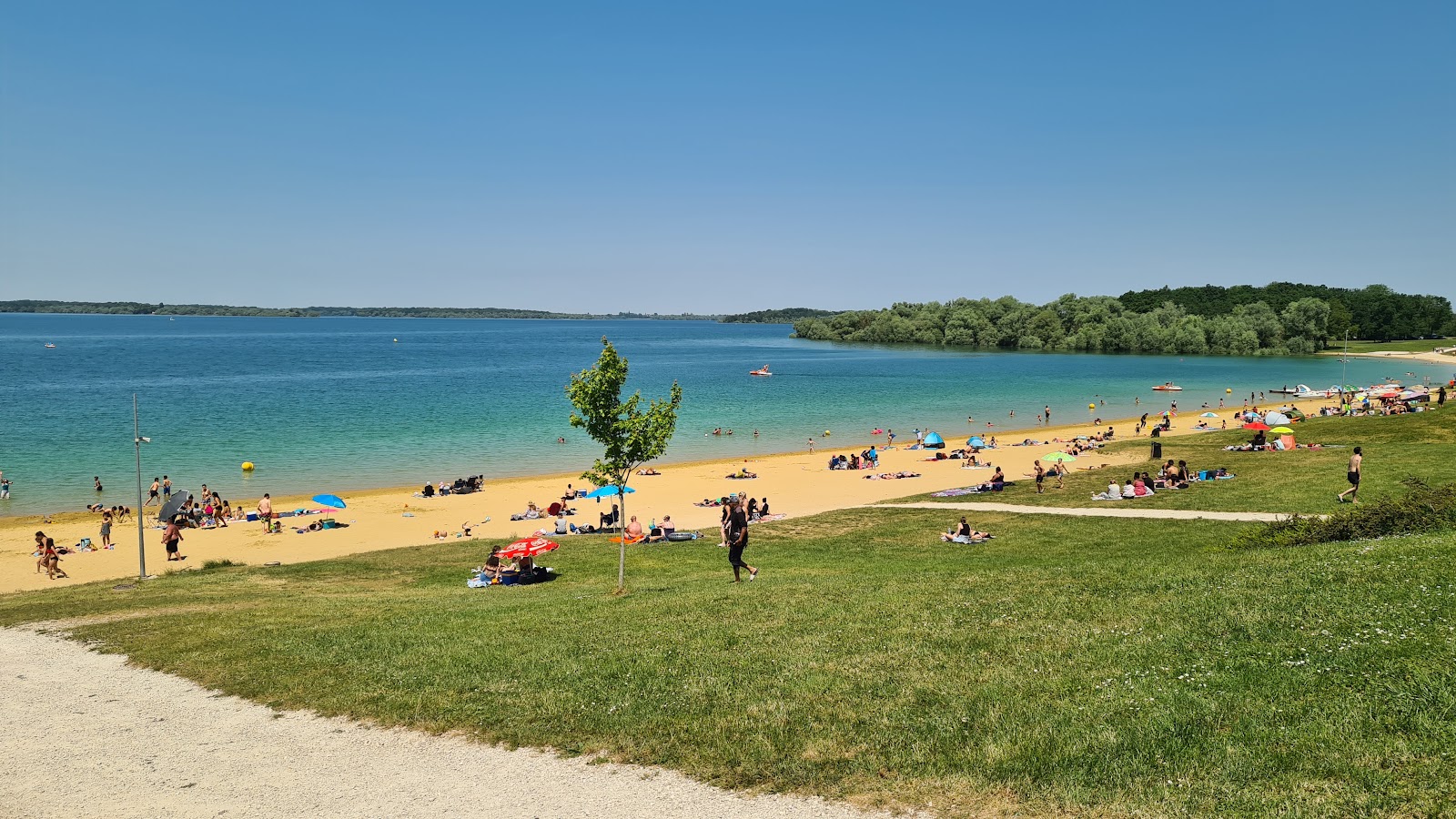 Foto von Plage de Mesnil-Saint-Pere mit beiger sand Oberfläche