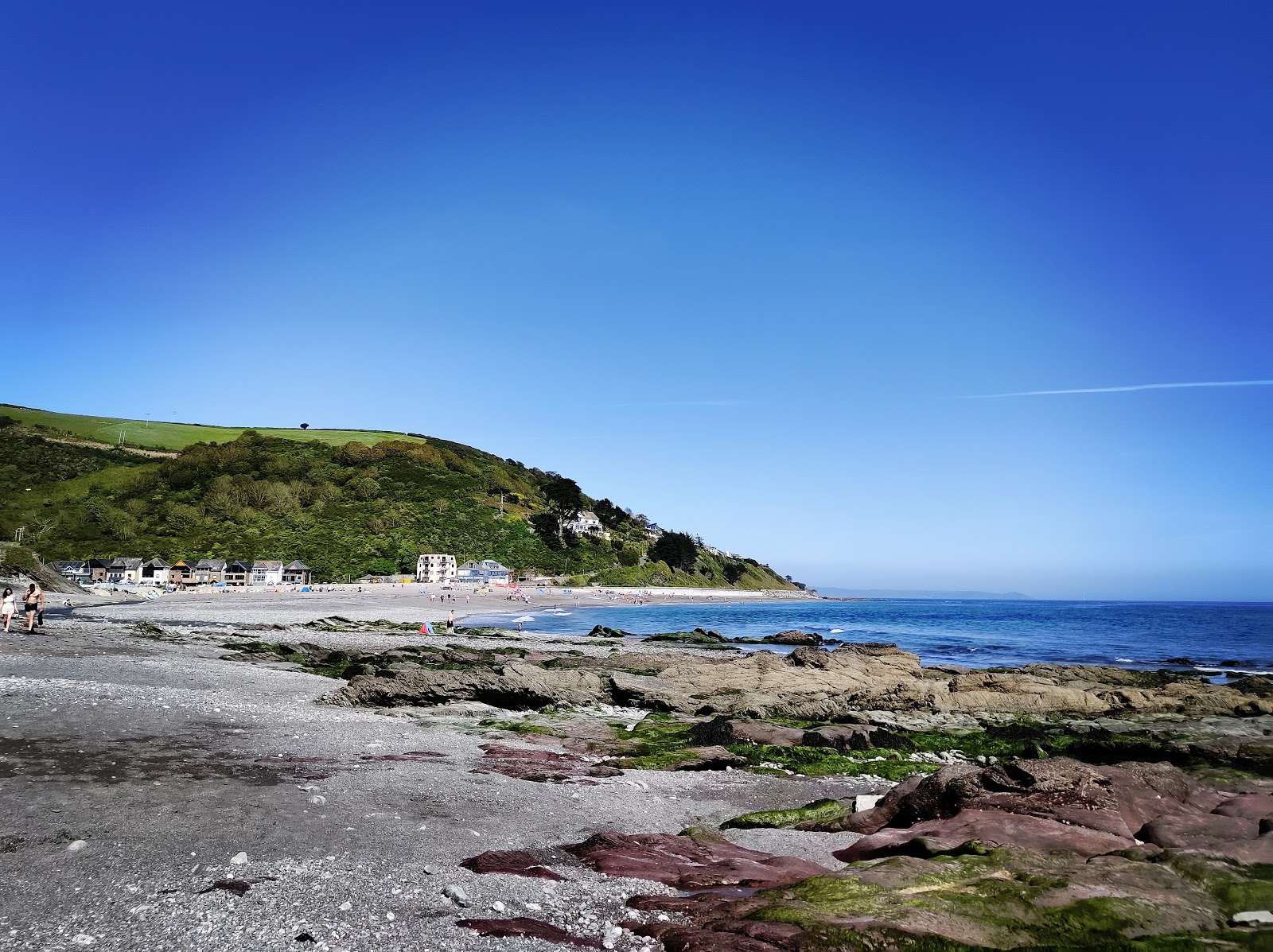 Foto di Seaton beach circondato da montagne