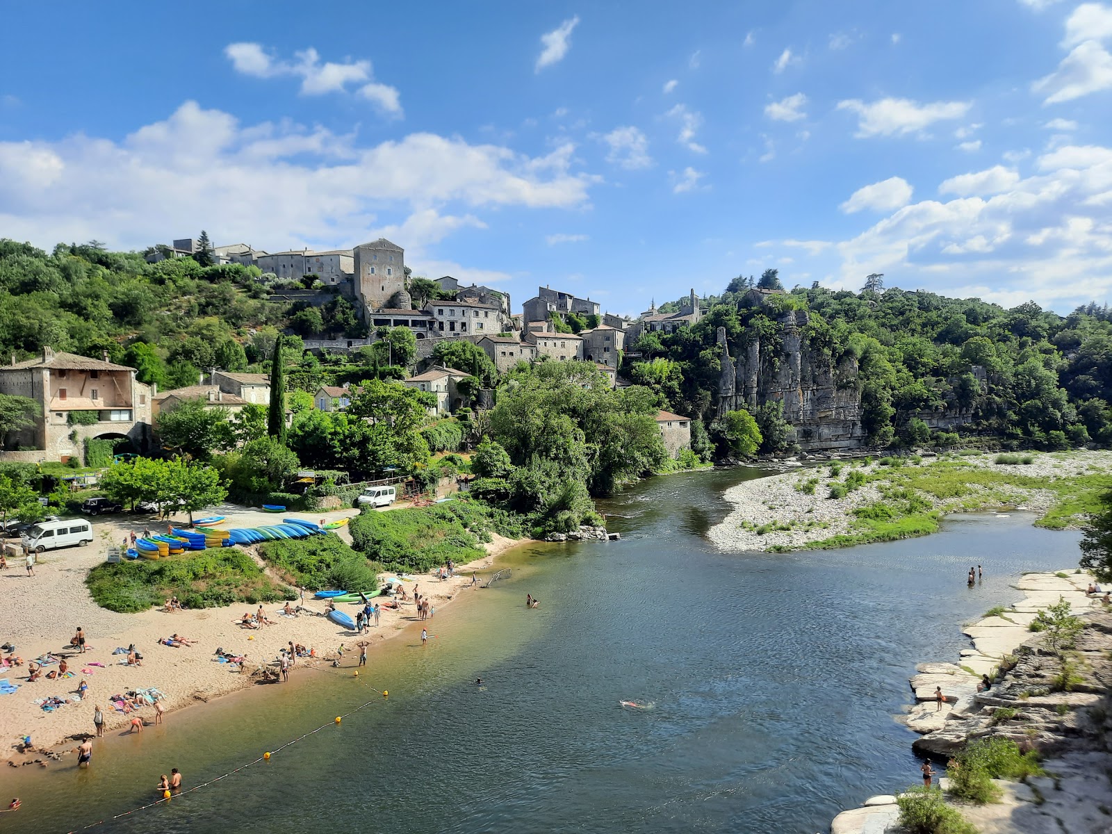 Foto di Plage de Balazuc con una superficie del sabbia grigia e rocce