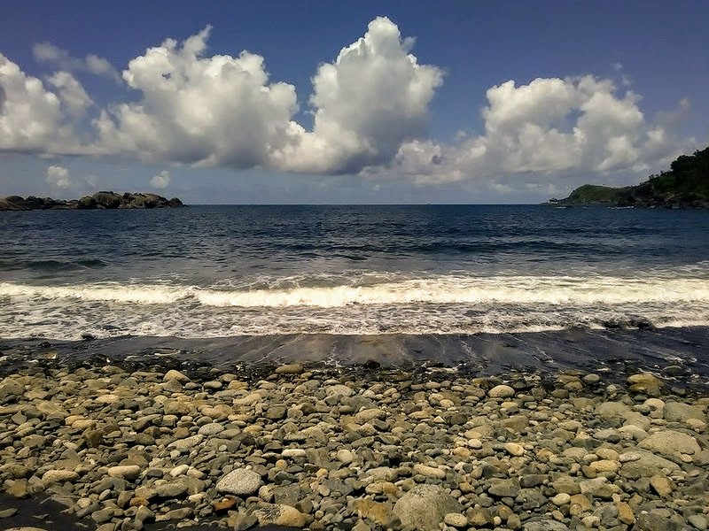 Photo de Praia das Enchovas protégé par des falaises