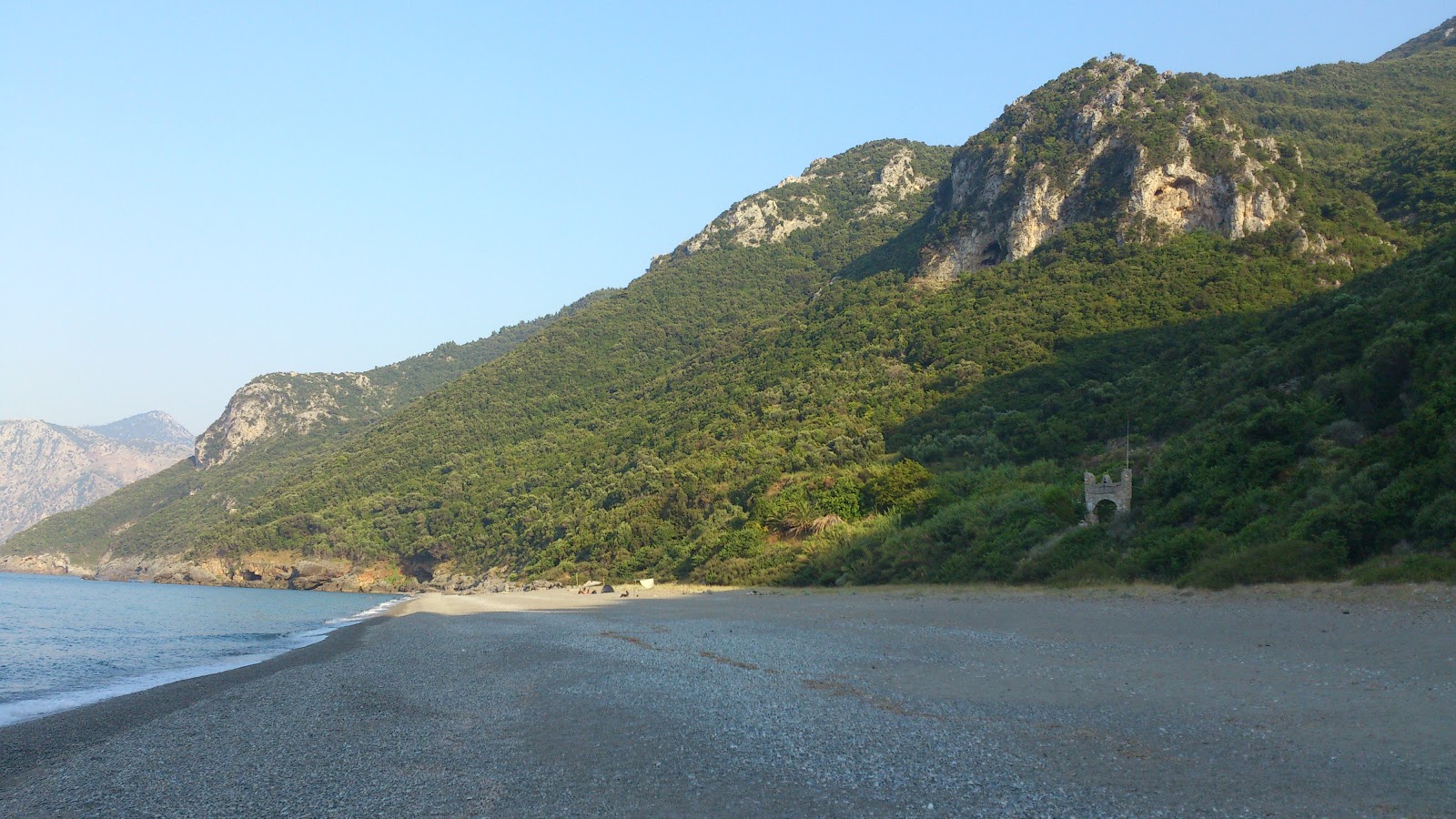 Foto de Praia de Charalambu com alto nível de limpeza